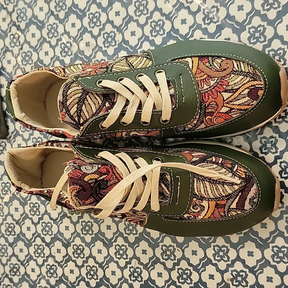 Sneakers shoes size 6